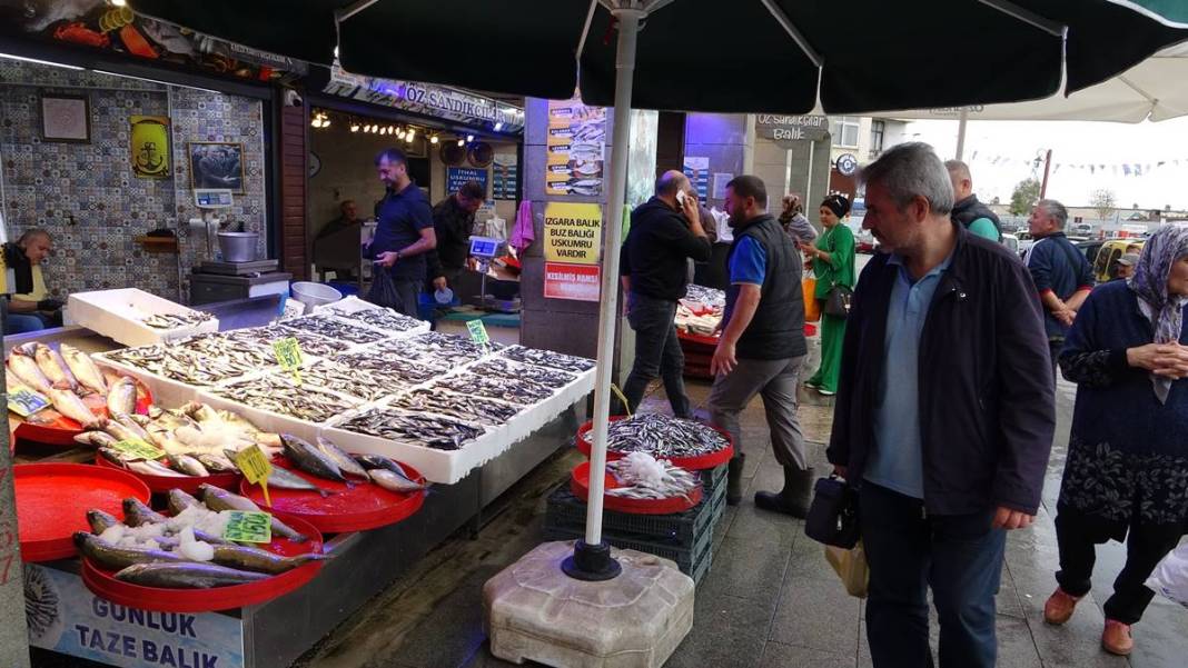 Tezgahların en ucuzu hamsi bile alev alev cep yakıyor! Bir günde yüzde 75 zamlandı, çarşıya giden vatandaş eli boş döndü 34